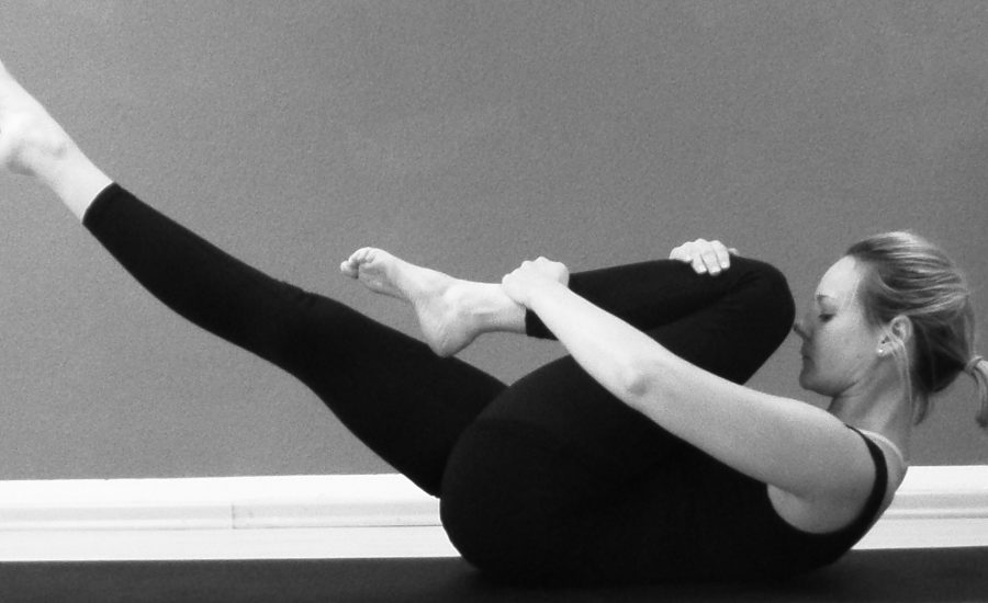 Pilates single leg stretch